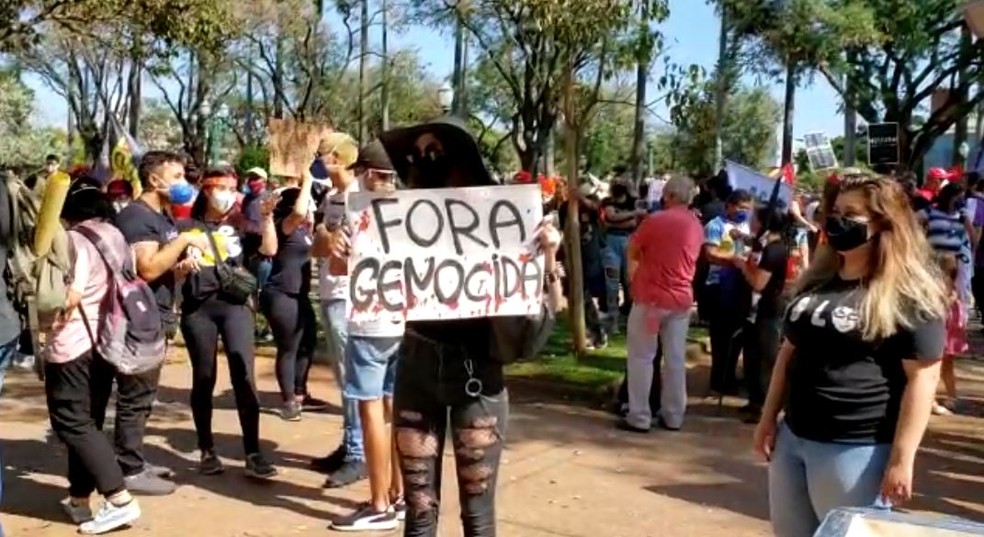 Manifestantes pedem saída de Bolsonaro em Belo Horizonte — Foto: Thiago Phillip/TV Globo