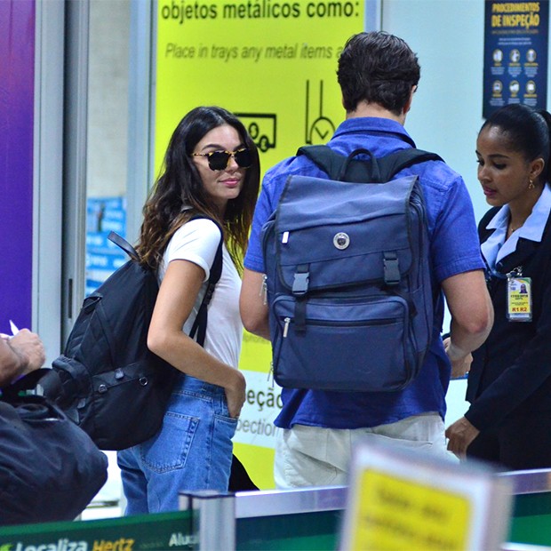 Isis Valverde e André Resende juntos em Aeroporto Santos Dumont, Rio de Janeiro (Foto: AgNews)