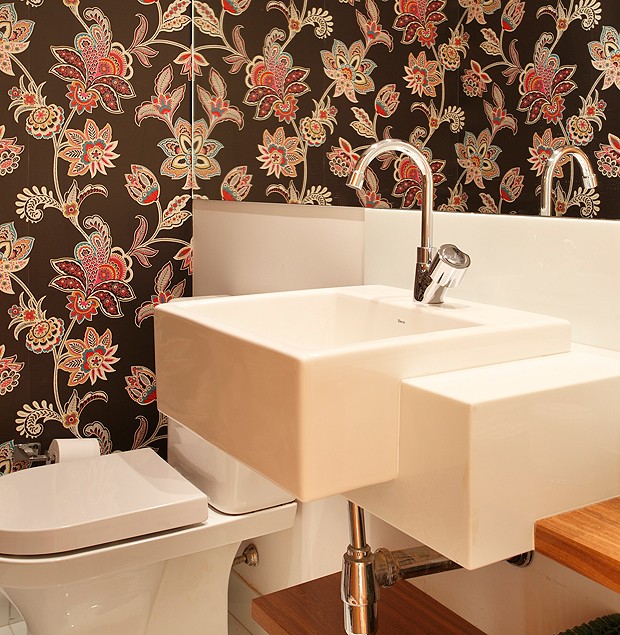 O lavabo, ao contrário dos outros ambientes, ganhou uma decoração mais ousada, com papel de parede vibrante e estampado (Foto: MCA Estúdio)
