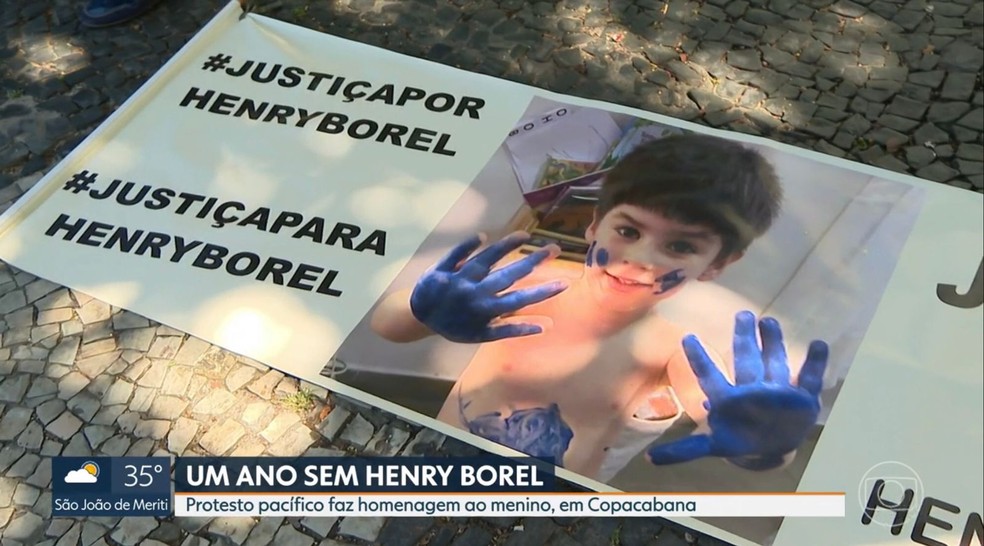 Grupo levou cartaz com hashtag #justiçaporHenryBorel — Foto: Reprodução/TV Globo