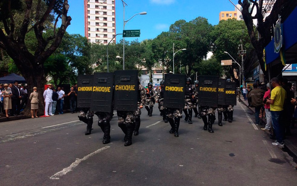 Batalhão de Choque desfila nas ruas do centro de Salvador (Foto: Henrique Mendes/G1)