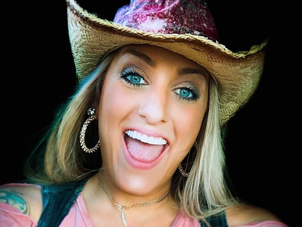 A cantora country Taylor Dee morreu aos 33 anos em um acidente de carro (Foto: Reprodução/Instagram)