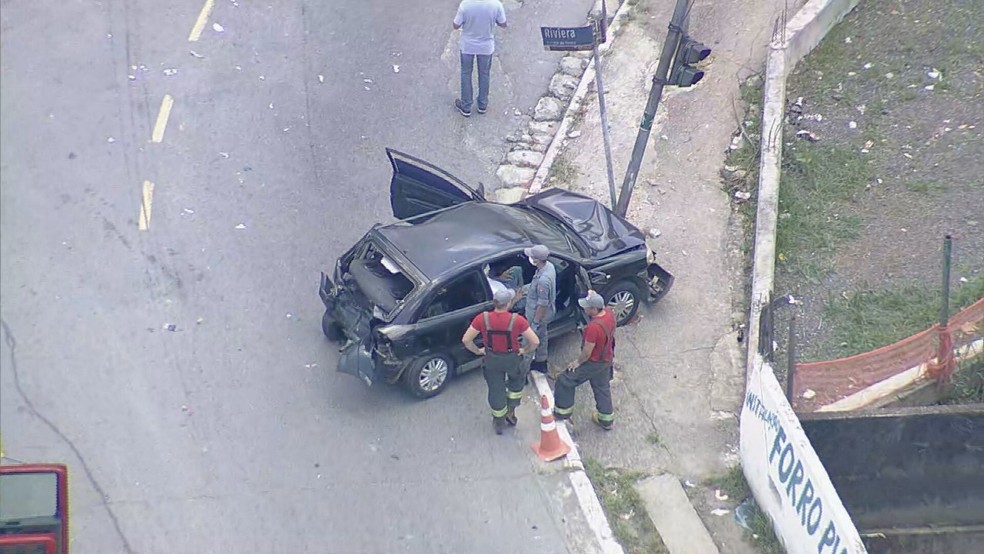 Homem tem perna amputada na Zona Sul de SP em acidente envolvendo caminhão, carro e fogo em posto de combustível — Foto: Reprodução/TV Globo