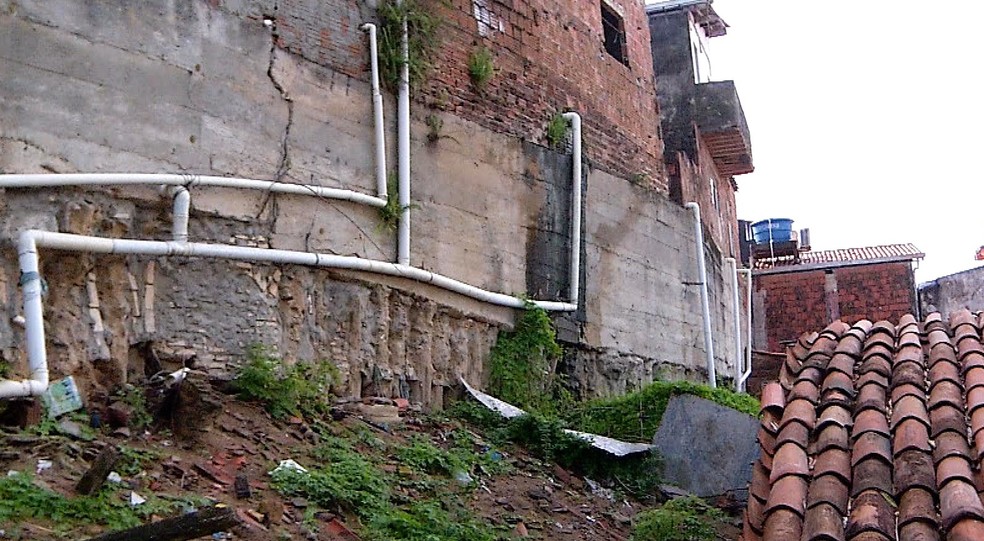 Muro de arrimo ameaça desabar em Mãe Luiza, afirma Prefeitura de Natal — Foto: Reprodução/Inter TV Cabugi