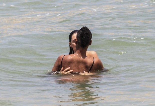 Bruna Linzmeyer beija em praia no Rio (Foto: AgNews)