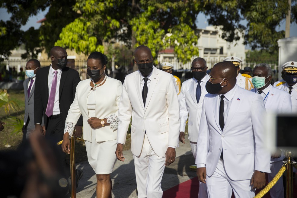 O então presidente do Haiti, Jovenel Moise (ao centro), ao lado da primeira-dama, Martine Moise, e o primeiro-ministro interino do país, Claude Joseph (à direita), em 18 de maio de 2021 — Foto: Joseph Odelyn/AP