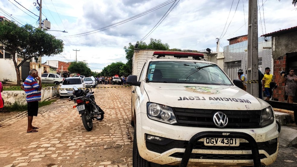 Irm&atilde;os s&atilde;o assassinados a tiros em rua do bairro Boa Vista, em Mossor&oacute;.  &mdash; Foto: Isaiana Santos/Inter TV Costa Branca
