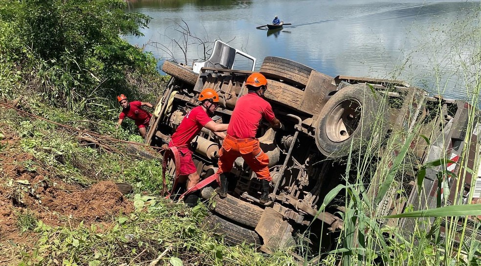 Bombeiros resgatam homem que ficou preso em ferragens de caminhão após tombamento, no Ceará. — Foto: Corpo de Bombeiros/Reprodução