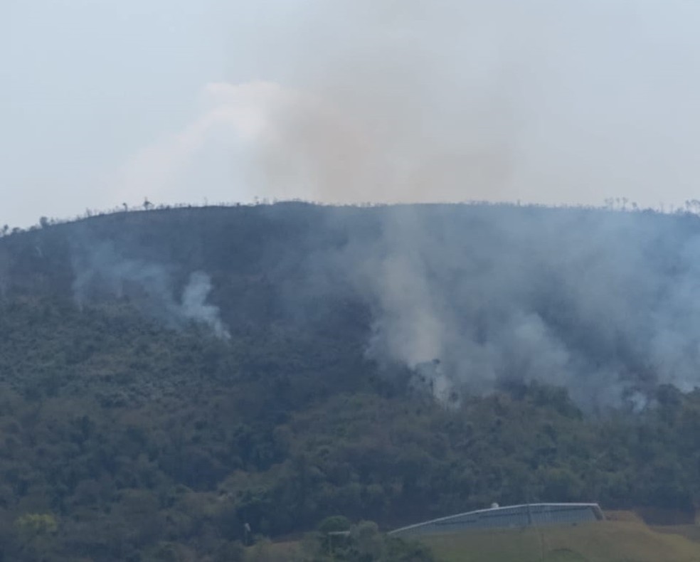 Bombeiros combatem incêndio em morro de difícil acesso no bairro rural Chácara Dora, em Araçariguama. — Foto: Arquivo Pessoal / Clayton do Carmo