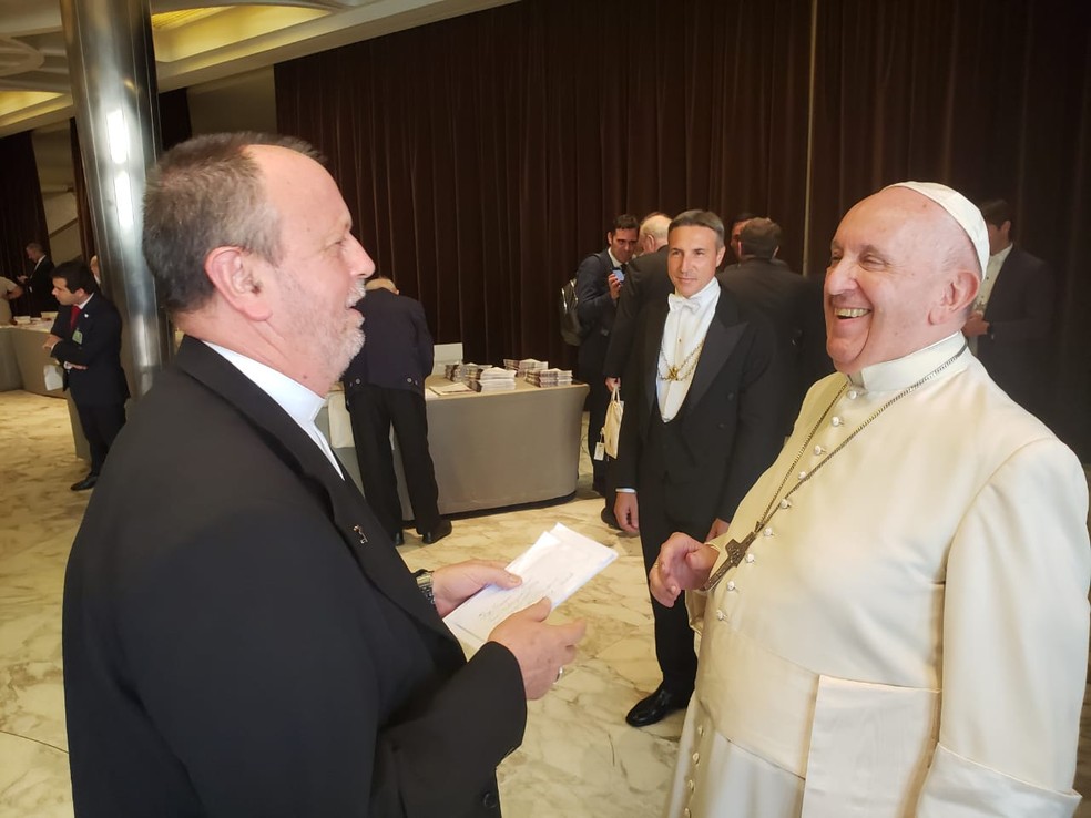 Dom Roque Paloschi conversa com Papa Francisco durante o Sínodo dos bispos da Amazônia, no Vaticano.  — Foto: Arquivo pessoal