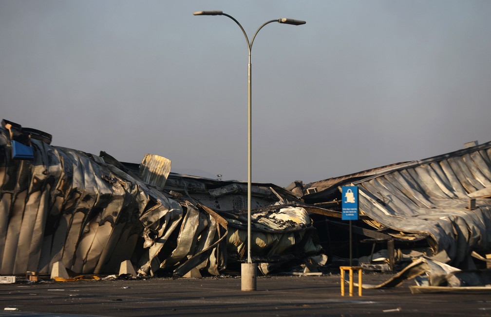 Supermercado foi destruído por incêndio durante os protestos contra o modelo econômico do Chile, em Santiago  — Foto: Edgard Garrido/ Reuters