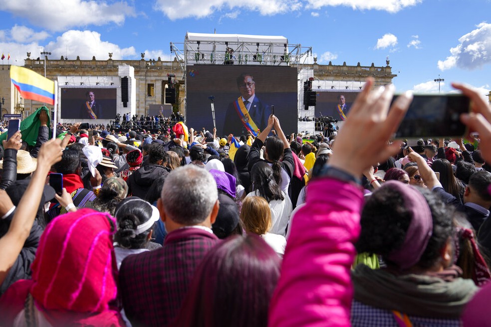 Multidão acompanha a posse de Gustavo Petro em Bogotá, em 7 de agosto de 2022. — Foto: Ariana Cubillos/AP