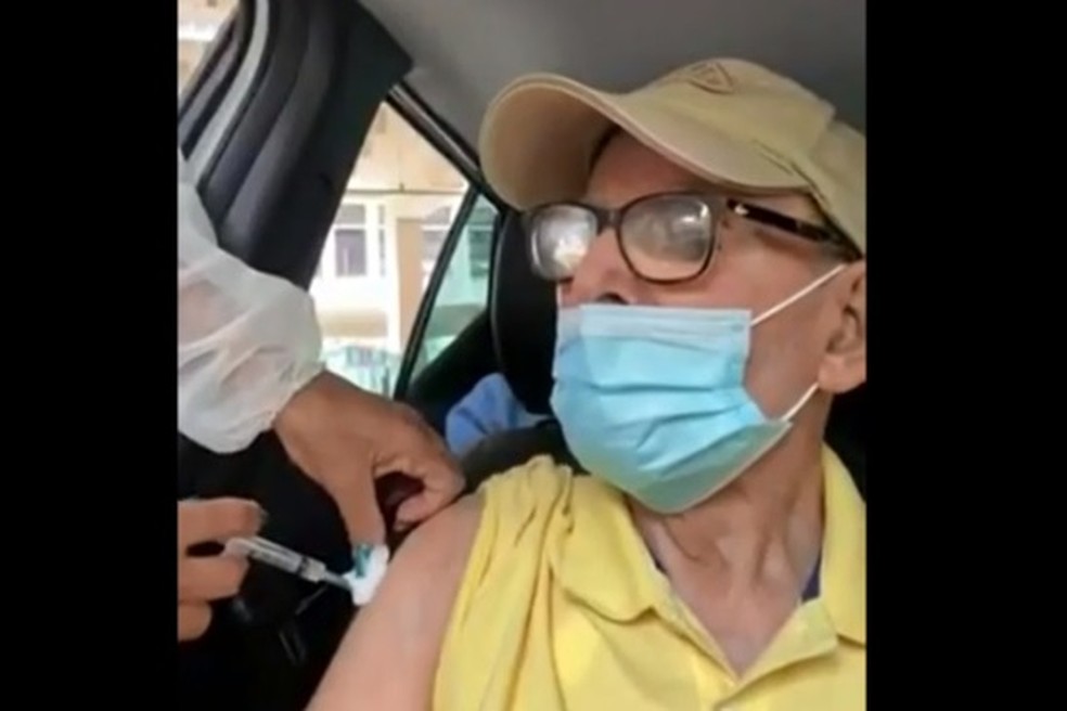 Idoso não recebe aplicação de vacina em Niterói; técnica de enfermagem foi afastada — Foto: Reprodução / TV Globo