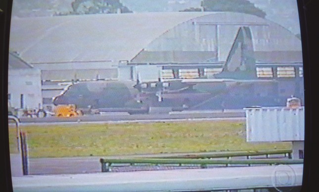 Avião da FAB retido em Base Aérea do Recife após apreensão de cocaína, em 1999