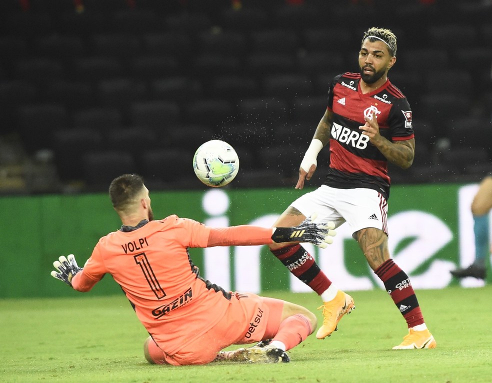 Gabigol toca na saída de Volpi — Foto: André Durão