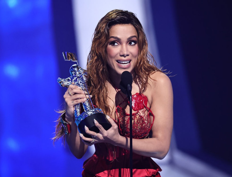 Anitta ao vencer prêmio no VMA 2022 — Foto: Getty Images
