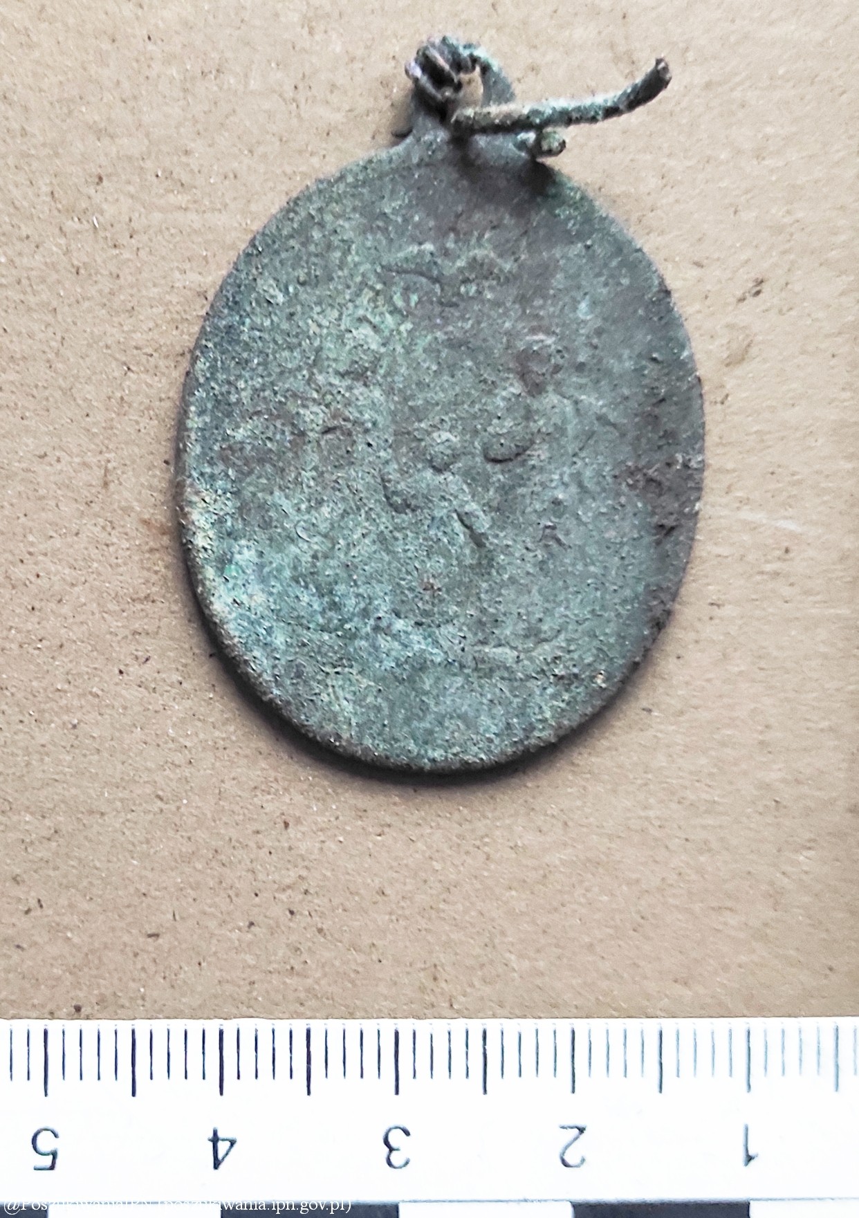 Medalhão encontrado em cemitério de Orneta, a 50 quilômetros de Olsztyn (Foto: Instituto da Memória Nacional (IPN))