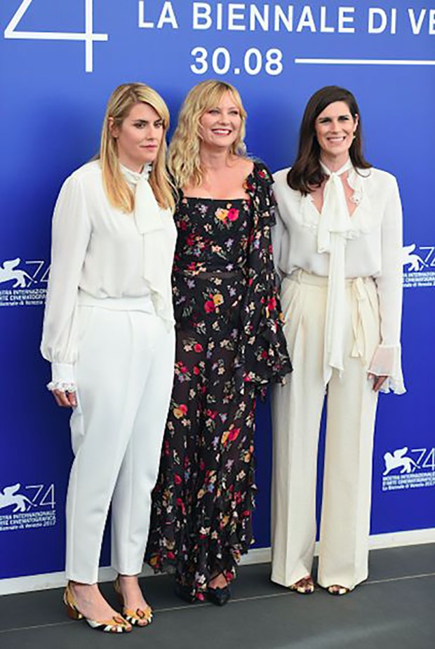 Kate and Laura Mulleavy with Kirsten Dunst at the Venice Film Festival, September 2017, for the premiere of their film Woodshock (Foto: Getty Images)