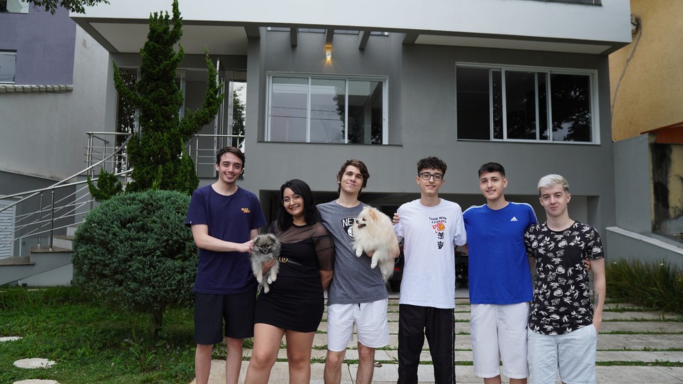 Da esquerda para a direita: Diamondd, Nathye, Pulga, 4ndreata, Juanzin e Thome. — Foto: Caio Prestes