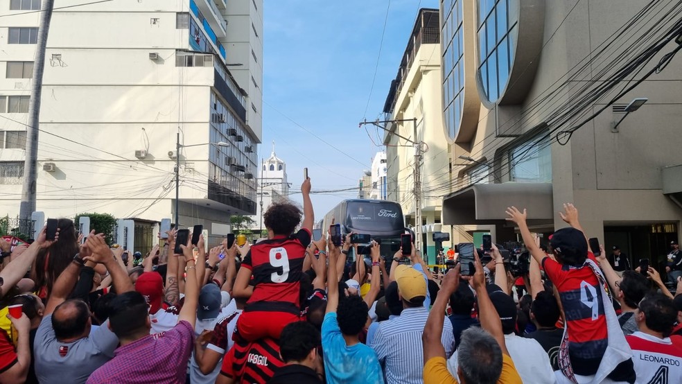 Ônibus do Flamengo é recebido por multidão em Guayaquil — Foto: Fred Huber