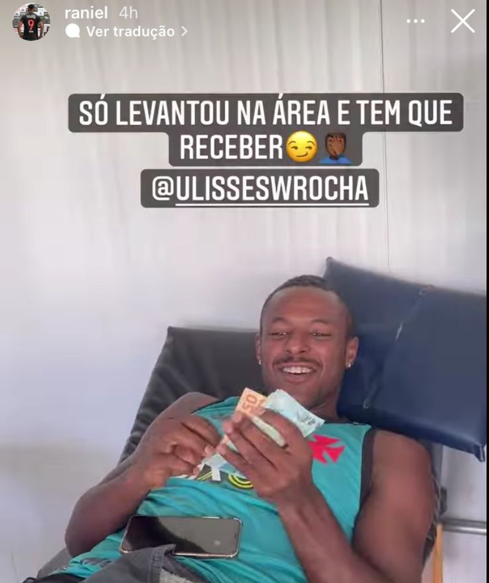 Ulisses recebe o "bicho" de Raniel pela assistência para gol do Vasco — Foto: Reprodução/Instagram