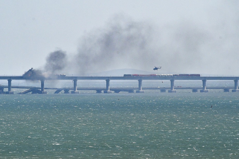 Helicóptero tenta parar fogo na ponte da Crimeia sobre o Estreito de Kerch, que conecta o continente russo