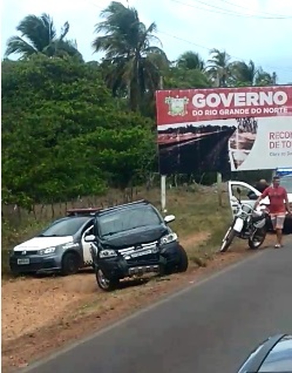 Suspeitos bateram o carro em que estavam e foram abordados pela polÃ­cia em seguida â€” Foto: ReproduÃ§Ã£o