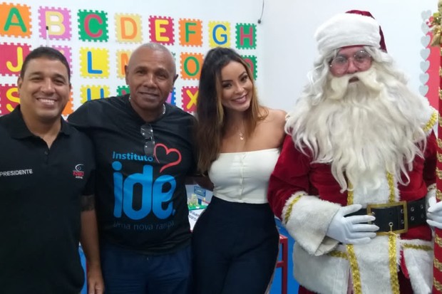 Carol Nakamura e GuilhermeLeonel ficaram noivos em festa de Natal de organização no Jardim Gramacho (Foto: Reprodução Instagram)