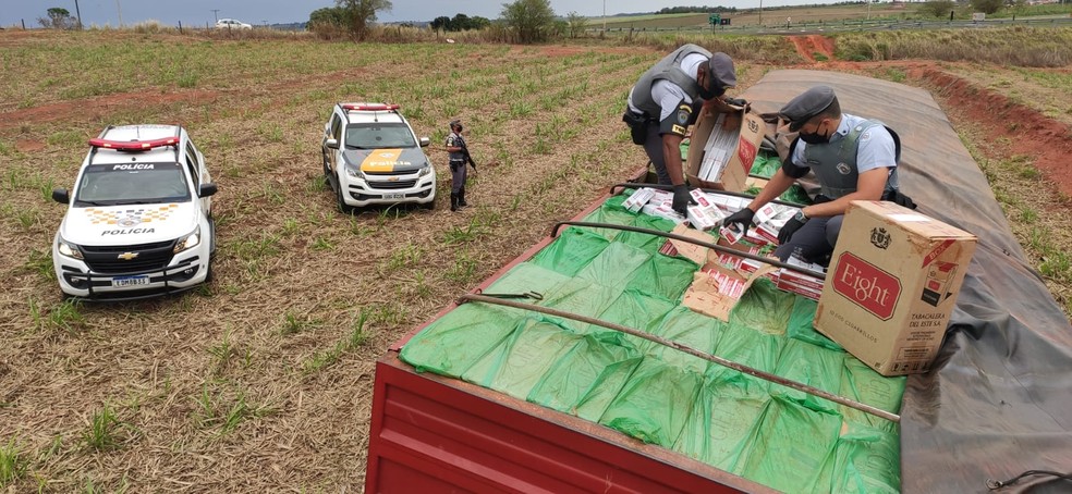 Carga de 400 mil maços de cigarros contrabandeados foi apreendida — Foto: Polícia Militar Rodoviária