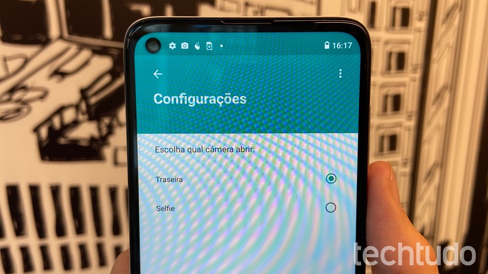 Moto G8 tem câmera dentro da tela — Foto: Thássius Veloso/TechTudo