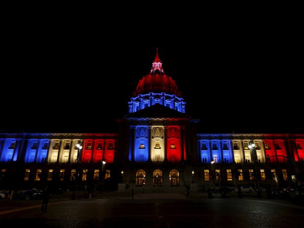 San Francisco City Hall, na Califórnia, exibe as cores azul, branco e vermelho (Foto: REUTERS/Stephen Lam)