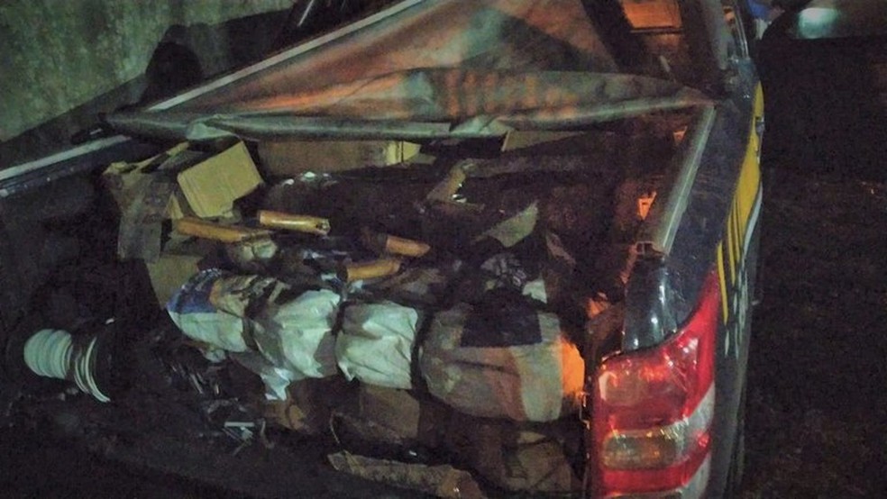 Homem é preso em flagrante com armas e munições dentro de caminhão na BR-101, sul da Bahia — Foto: Divulgação/PRF