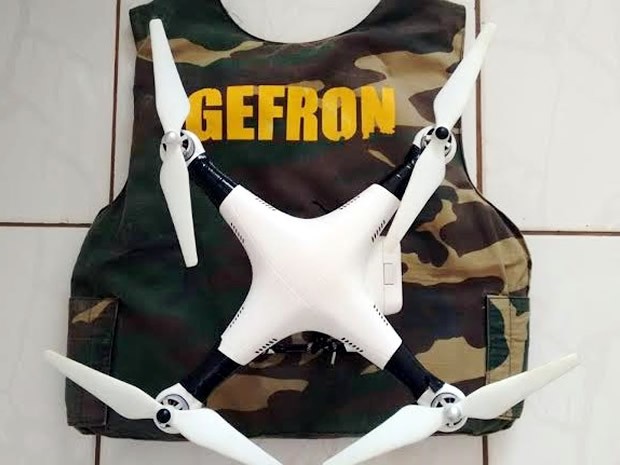 Policiais encontraram drone que seria usado por traficantes em Cáceres. (Foto: Assessoria/Gefron-MT)
