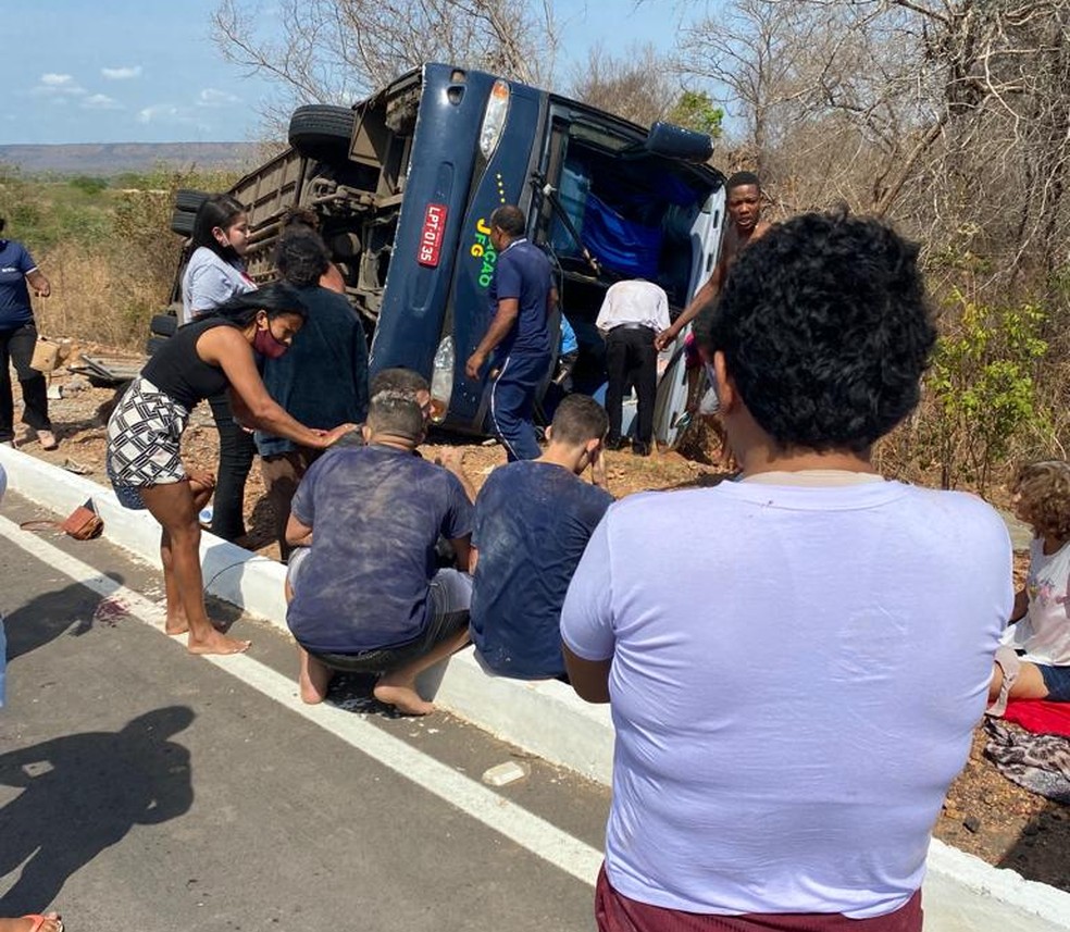 onibus1 Grave acidente com ônibus de turismo deixa 3 mortos e feridos na BR-135, no Sul do Piauí
