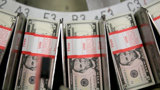 Dólar fecha em queda com ajuda do exterior e moeda recua 3,88% em janeiro
