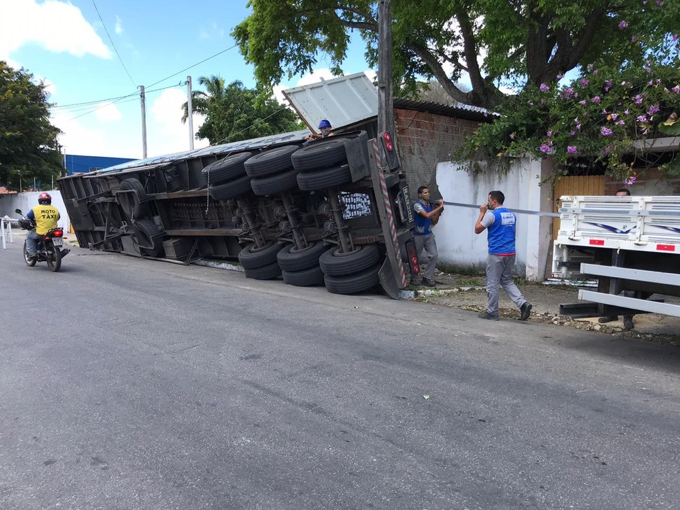 Contêiner carregado de alumínio virou sobre muro após asfalto ceder em rua de Parnamirim, na Grande Natal. — Foto: Ayrton Freire/Inter TV Cabugi