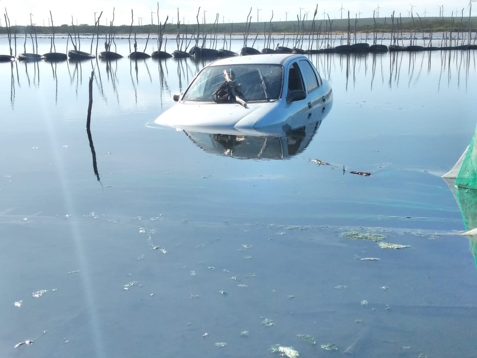 Carro caiu em área de mangue às margens da BR-110 no interior do RN — Foto: Cedida