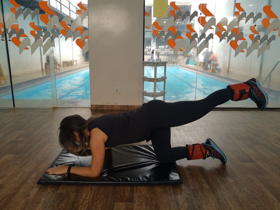 Hipertensão de quadril com um joelho estendido e o outro flexionado — Foto: Divulgação/Marcelo Miranda