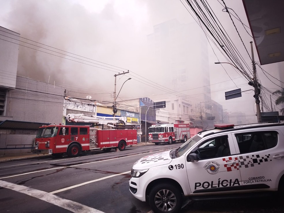 Bombeiros combatem incêndio no Centro de Campinas — Foto: Carlos Rincon