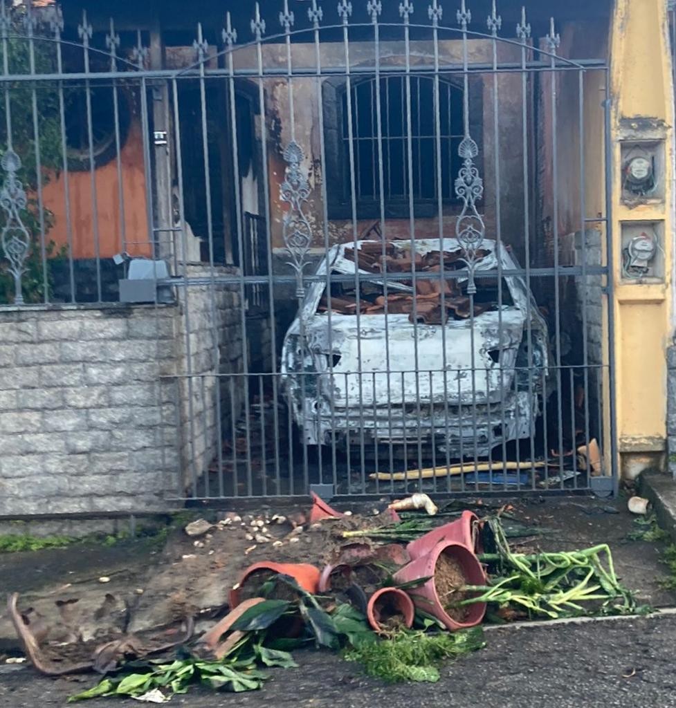 Mulher fica ferida após carro pegar fogo em garagem de casa em Volta Redonda