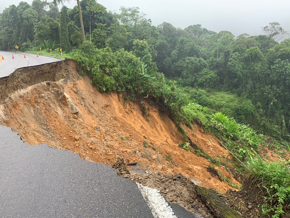 Cratera se abre na rodovia Rio-Santos em Ubatuba — Foto: João Mota/TV Vanguarda