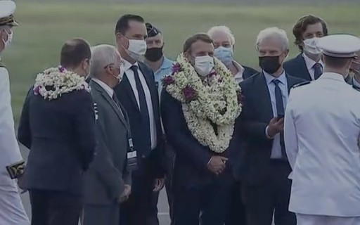 Emmanuel Macron became a meme when he was “covered with flowers” on a visit to French Polynesia – Glamor Magazine