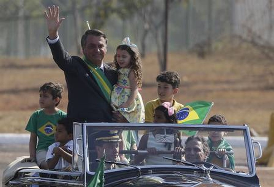 Piquet conduziu o Rolls-Royce presidencial na chegada de Bolsonaro à cerimônia do 7 de setembro, em Brasília, em 2021