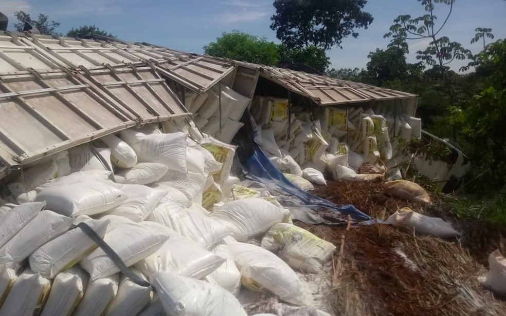 Caminhão com farinha de trigo tomba em rodovia entre Barretos e Guaíra, SP — Foto: Douglas Oliveira/Rádio Sefe FM