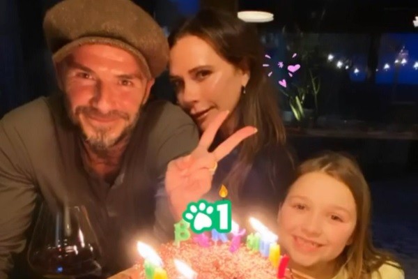 Victoria Beckham comemorando aniversário durante quarentena ao lado de David e sua filha mais nova, Harper (Foto: Instagram)