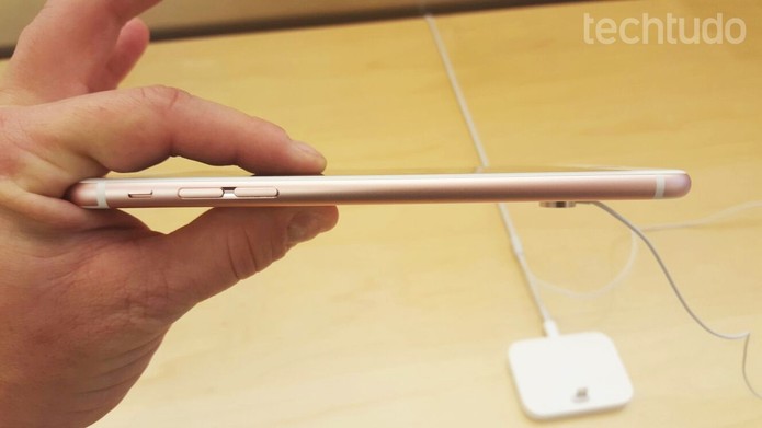 iPhone 6S oferece design mais fino e leve do que Xperia Z5 (Foto: Thiago Lopes/TechTudo)
