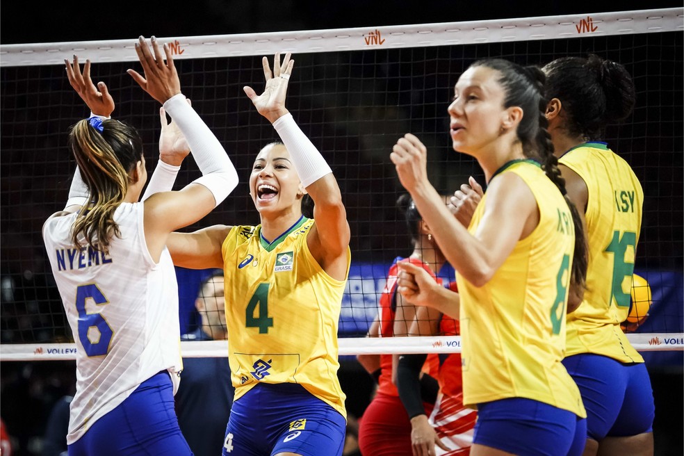 Brasil festeja ponto contra dominicanas — Foto: FIVB/Divulgação
