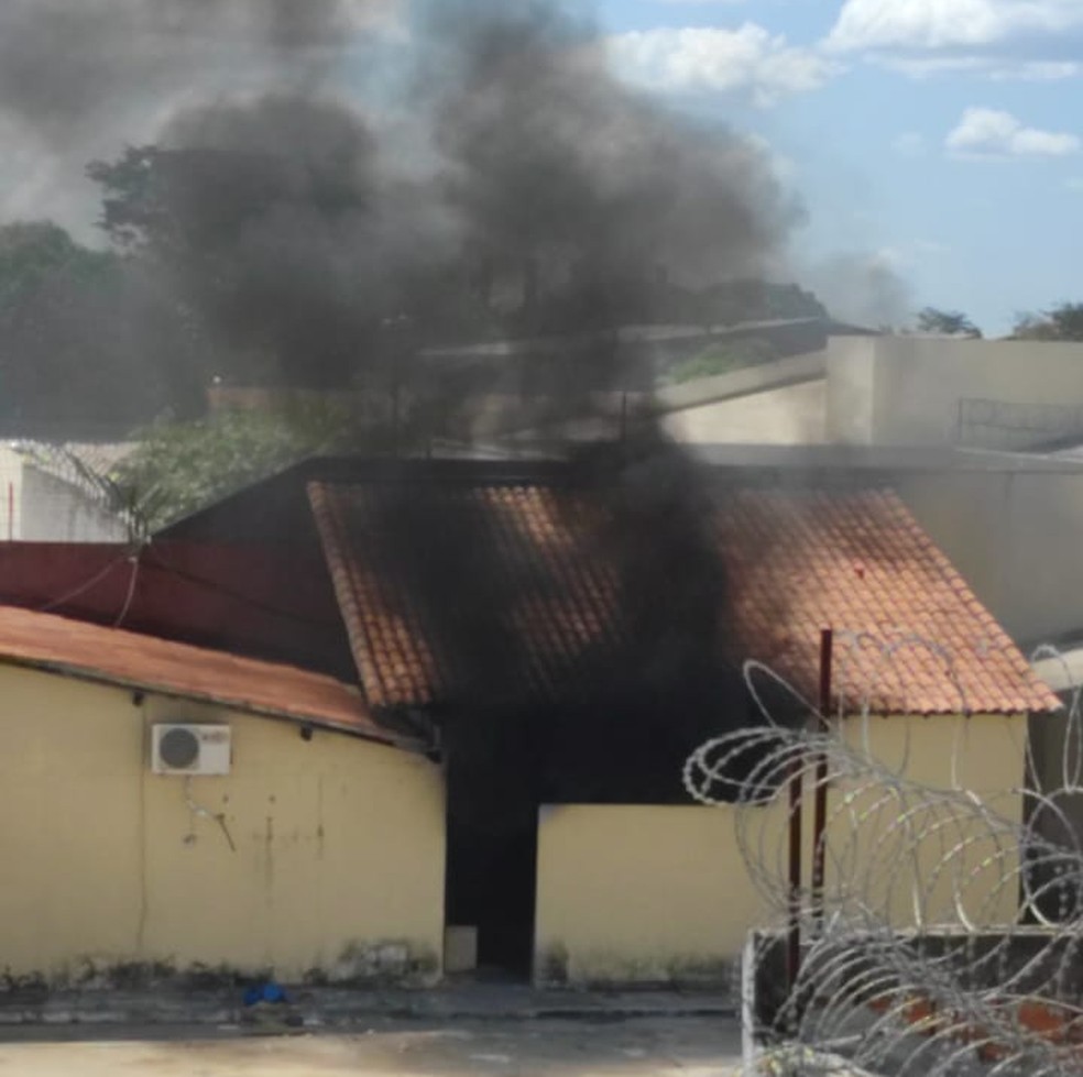 Corpo de Bombeiros combate princípio de incêndio no CEM — Foto: Divulgação/PM-PI