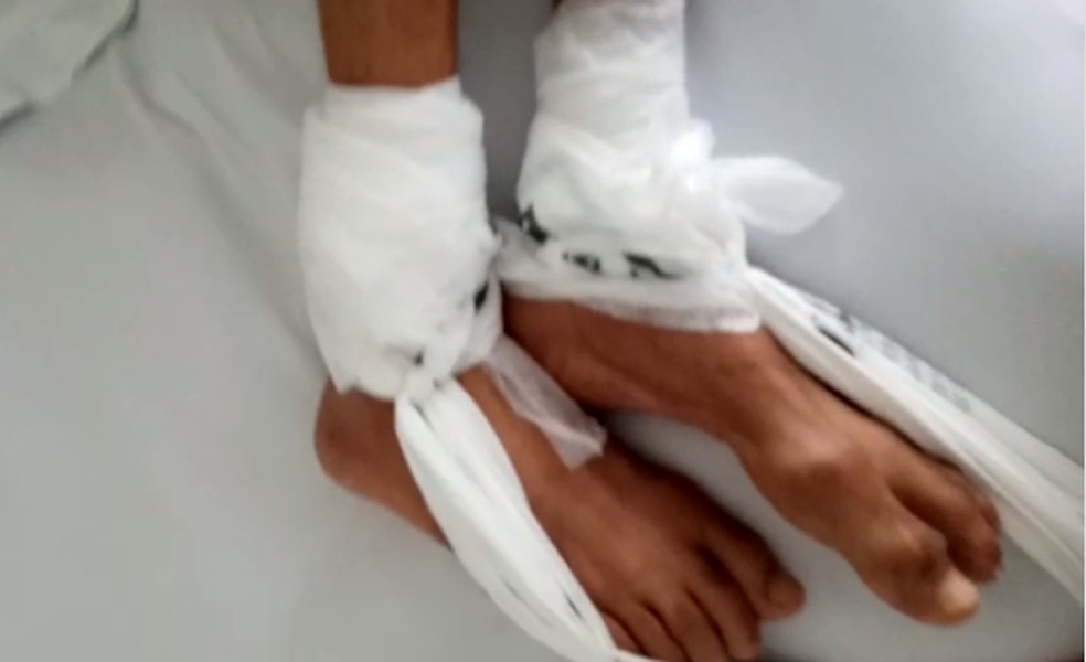 Paciente é contido com pés e mãos amarrados com sacos plásticos, em hospital municipal de Natal. — Foto:  Cedida