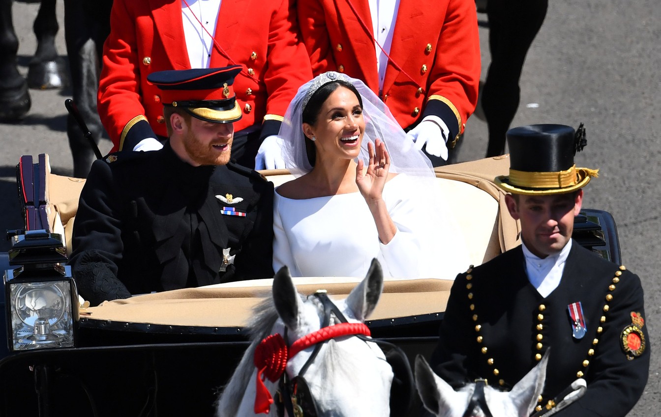 Príncipe Harry e Meghan Markle durante passeio de carruagem por Windsor (Foto: Dylan Martinez/Reuters)